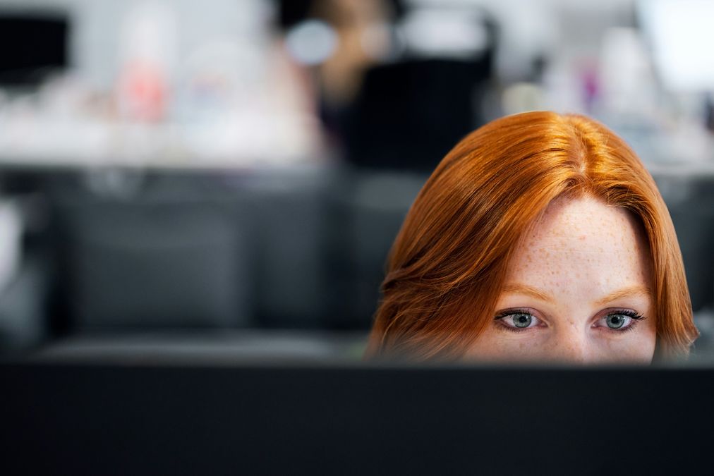 girl-looks-over-computer